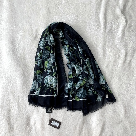 NWT Authentic Gucci Signature Floral Prints Large Shawl Scarf Silk Blend - Picture 2 of 12